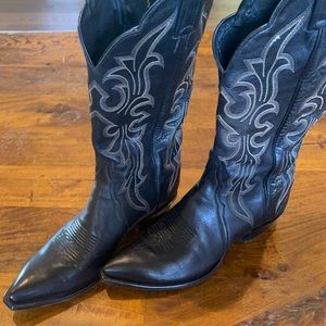 Beautiful black Tony Lama cowboy boots size 8M
